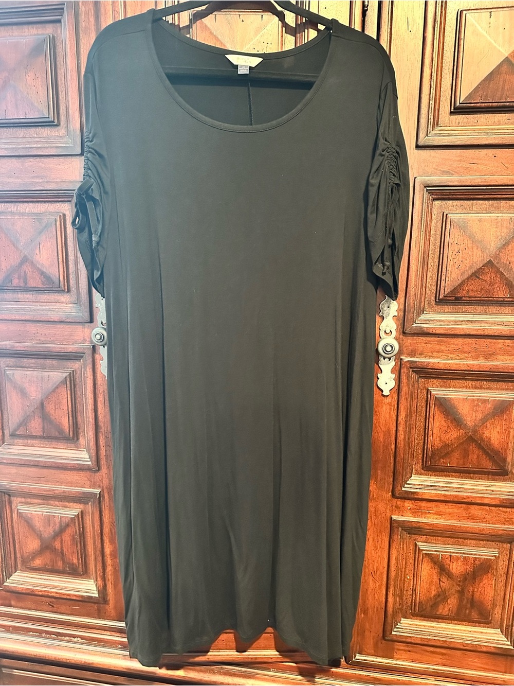 Terra & Sky Black Midi Scoop Neck Dress with Ruched Short Sleeves